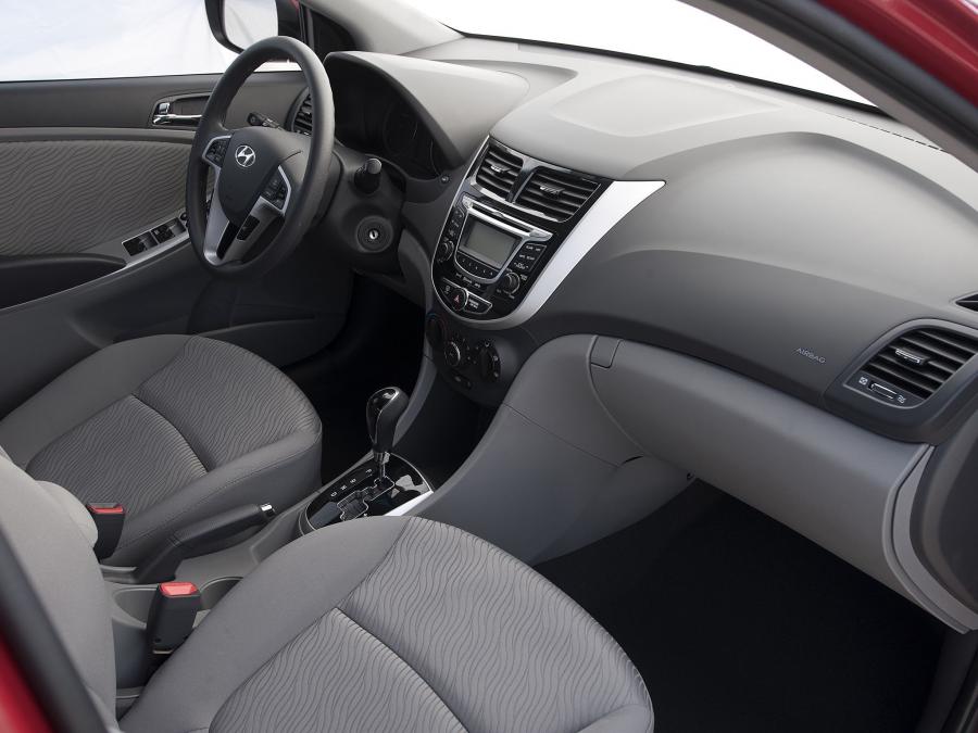  Hyundai Accent Sedan 2011 года  (US) (фото 11 из 23)
